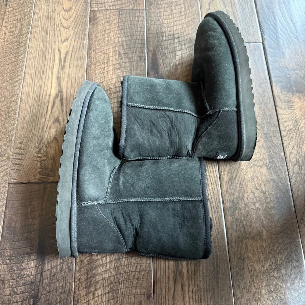 UGG Australia Classic Short Black Suede Shearling Boots Womens Size 10 5825